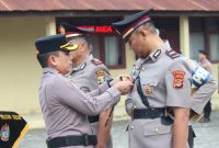 Kapolres Pesisir Barat AKBP Rinto Haivan Simbolon saat menyematkan tanda jabatan kepada Kapolsek Pesisir Utara Iptu Imam Sanuwan, Rabu 23 September 2026. 
