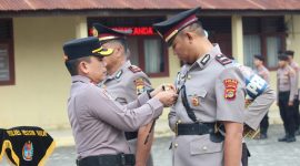 Kapolres Pesisir Barat AKBP Rinto Haivan Simbolon saat menyematkan tanda jabatan kepada Kapolsek Pesisir Utara Iptu Imam Sanuwan, Rabu 23 September 2026. 