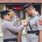 Kapolres Pesisir Barat AKBP Rinto Haivan Simbolon saat menyematkan tanda jabatan kepada Kapolsek Pesisir Utara Iptu Imam Sanuwan, Rabu 23 September 2026. 