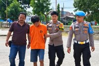 Tersangka CH setelah ditangkap dan akan dijebloskan ke sel tahanana Polsek Gading Rejo, Rabu 23 September 2026 | Dok. Humas Polres Pringsewu.