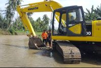 Tiga ekskavator BPBD Tanggamus yang ditempatkan dua di Pekon Belu dan satu di Pekon Kanyangan saat memulai pekerjaan penyodetan aliran air Way Belu Kota Agung Barat, Rabu 23 September 2026 | Herdi/Media Prioritastv.com.
