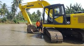 Tiga ekskavator BPBD Tanggamus yang ditempatkan dua di Pekon Belu dan satu di Pekon Kanyangan saat memulai pekerjaan penyodetan aliran air Way Belu Kota Agung Barat, Rabu 23 September 2026 | Herdi/Media Prioritastv.com.