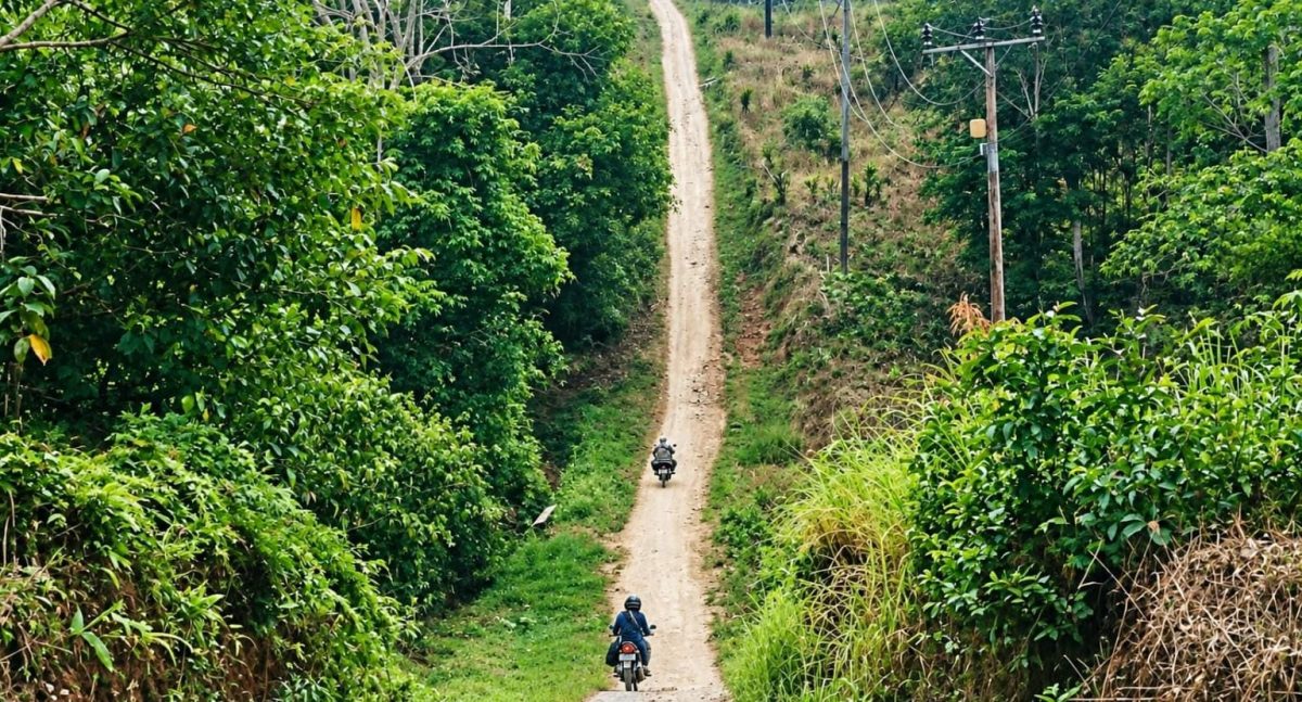 Tim Kesehatan Puskesmas Martada, Pematang Sawa, Tanggamus yang bergerak di tanjakan wilayah setempet menuju Dusun Darusalam, Pekon Way Asahan, Minggu 27 September 2026 | ist/Media Prioritastv.com.