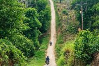 Tim Kesehatan Puskesmas Martada, Pematang Sawa, Tanggamus yang bergerak di tanjakan wilayah setempet menuju Dusun Darusalam, Pekon Way Asahan, Minggu 27 September 2026 | ist/Media Prioritastv.com.