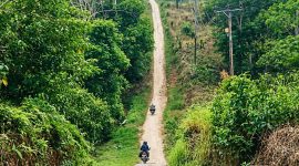 Tim Kesehatan Puskesmas Martada, Pematang Sawa, Tanggamus yang bergerak di tanjakan wilayah setempet menuju Dusun Darusalam, Pekon Way Asahan, Minggu 27 September 2026 | ist/Media Prioritastv.com.