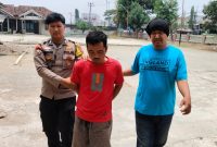 Pelaku saat digelandang ke sel tahanan Polsek Gading Rejo sebelum dijebloskan ke sel tahanaan, Senin 28 September 2026 | Dok. Humas Polres Pringsewu.