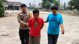 Pelaku saat digelandang ke sel tahanan Polsek Gading Rejo sebelum dijebloskan ke sel tahanaan, Senin 28 September 2026 | Dok. Humas Polres Pringsewu.
