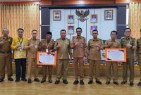 Foto bersama Wakil Bupati Tanggamus Agus Suranto bersama jajaran dan perwakilan Pekon Gisting Permai, Kecamatan Gisting, serta Pekon Simpang Kanan, Kecamatan Sumberejo, usai penyerahan penghargaan atas kepatuhan pembayaran PBB Tahun 2025 dalam kegiatan Ngupi Jejama di Sekretariat Daerah Kabupaten Tanggamus, Selasa (29/9/2026).