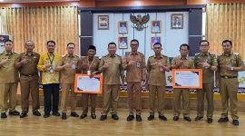 Foto bersama Wakil Bupati Tanggamus Agus Suranto bersama jajaran dan perwakilan Pekon Gisting Permai, Kecamatan Gisting, serta Pekon Simpang Kanan, Kecamatan Sumberejo, usai penyerahan penghargaan atas kepatuhan pembayaran PBB Tahun 2025 dalam kegiatan Ngupi Jejama di Sekretariat Daerah Kabupaten Tanggamus, Selasa (29/9/2026).