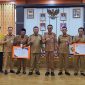Foto bersama Wakil Bupati Tanggamus Agus Suranto bersama jajaran dan perwakilan Pekon Gisting Permai, Kecamatan Gisting, serta Pekon Simpang Kanan, Kecamatan Sumberejo, usai penyerahan penghargaan atas kepatuhan pembayaran PBB Tahun 2025 dalam kegiatan Ngupi Jejama di Sekretariat Daerah Kabupaten Tanggamus, Selasa (29/9/2026).