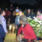 Proses evakuasi terduga pelaku dan barang bukti pencurian 11 tandan pisang tanduk di Dusun Kebon 9 Pekon Tanjung Anom, Kota Agung Timur, Tanggamus, Selasa 29 September 2026, malam | Dok. Humas Polres Tanggamus.