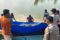 Korban saat dievakuasi polisi dan masyarakat sekitar usai ditemukan, Rabu 30 September 2026, pagi | Dok. Humas Polres Tanggamus.