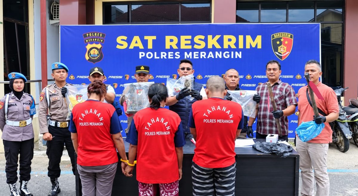 Ketiga tersangka yang dihadirkan dalam konferensi pers Polres Merangin, Jambi, Selasa 28 September 2026 |