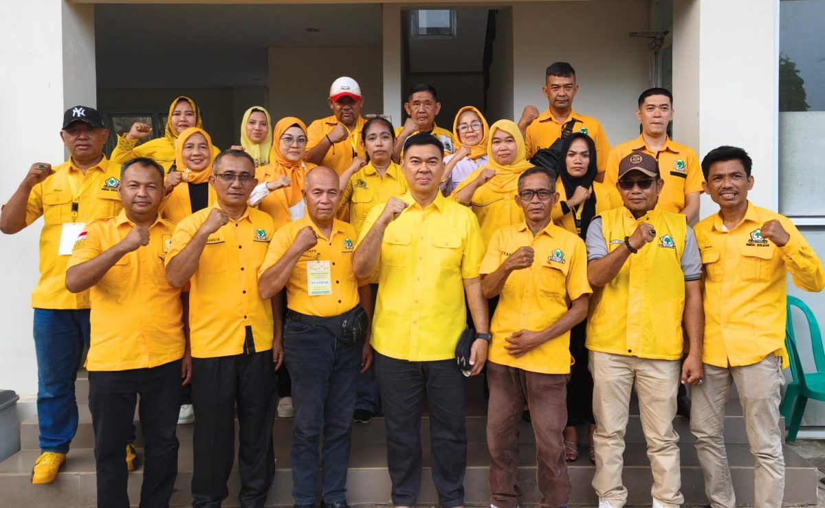 Ketua DPD Partai Golkar Bandar Lampung terpilih, Rycko Menoza (tengah), berfoto bersama Pengurus Kecamatan (PK) Partai Golkar. | Ist.