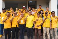 Ketua DPD Partai Golkar Bandar Lampung terpilih, Rycko Menoza (tengah), berfoto bersama Pengurus Kecamatan (PK) Partai Golkar. | Ist.