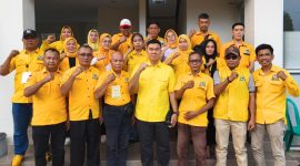 Ketua DPD Partai Golkar Bandar Lampung terpilih, Rycko Menoza (tengah), berfoto bersama Pengurus Kecamatan (PK) Partai Golkar. | Ist.