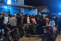 Warga saat bergerombol melihat kodisi korban sebelum dievakuasi ke rumah sakit, Senin 7 September 2026 | ist/Media Prioritastv.com.