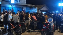 Warga saat bergerombol melihat kodisi korban sebelum dievakuasi ke rumah sakit, Senin 7 September 2026 | ist/Media Prioritastv.com.