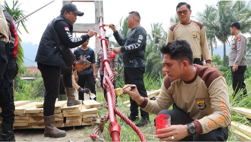 Proses Perbaikan Jembatan Gantung Tanjung Raja Tanggamus, Selasa 1 September 2026 | Dok. Humas Polres Tanggamus.