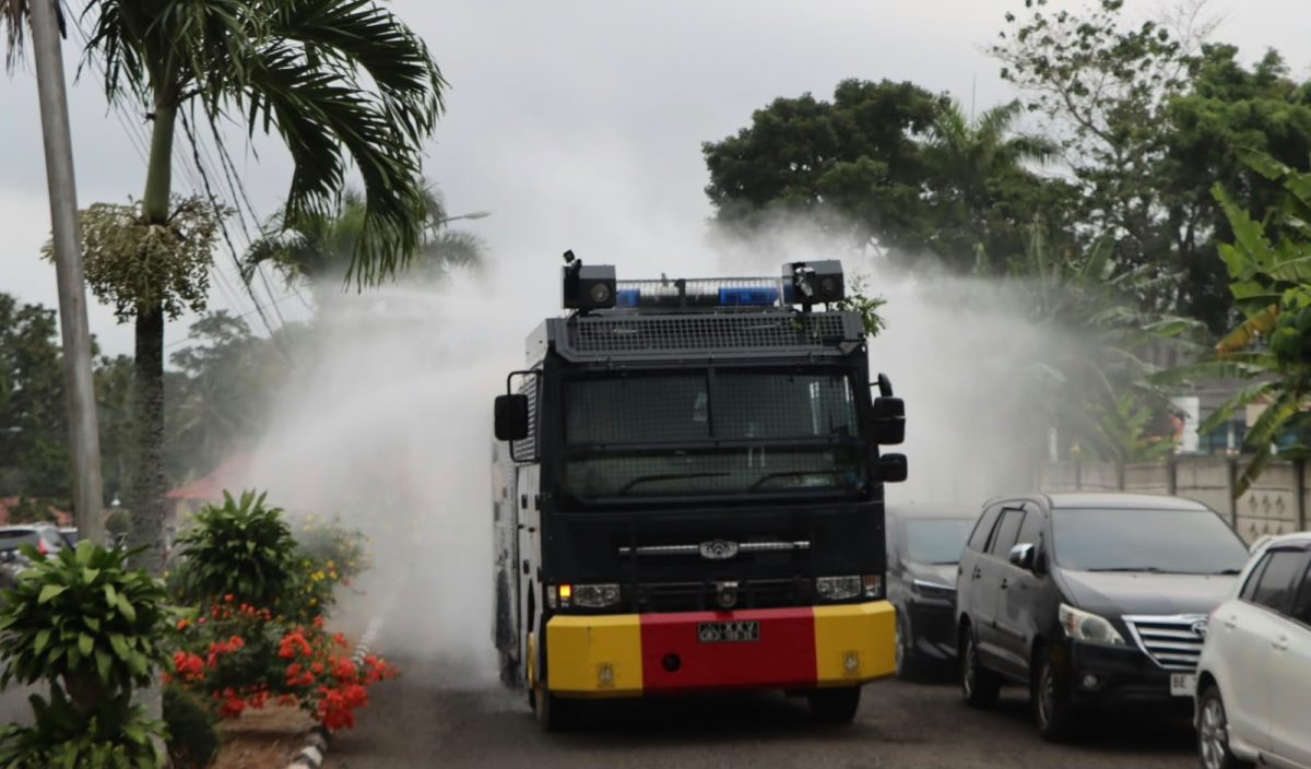 Penyiraman debu vulkanik oleh water canon Polres Tanggamus, Senin 7 September 2026 | Dok. Humas Polres Tanggamus.
