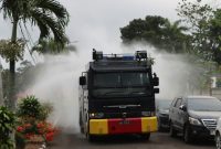 Penyiraman debu vulkanik oleh water canon Polres Tanggamus, Senin 7 September 2026 | Dok. Humas Polres Tanggamus.