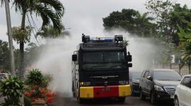 Penyiraman debu vulkanik oleh water canon Polres Tanggamus, Senin 7 September 2026 | Dok. Humas Polres Tanggamus.