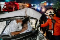 Petugas saat melakukan evakuasi korban terjepit dari dalam kendaraan Grandmax, Rabu 2 September 2026 | Dok. Basarnas Lampung.