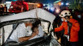 Petugas saat melakukan evakuasi korban terjepit dari dalam kendaraan Grandmax, Rabu 2 September 2026 | Dok. Basarnas Lampung.