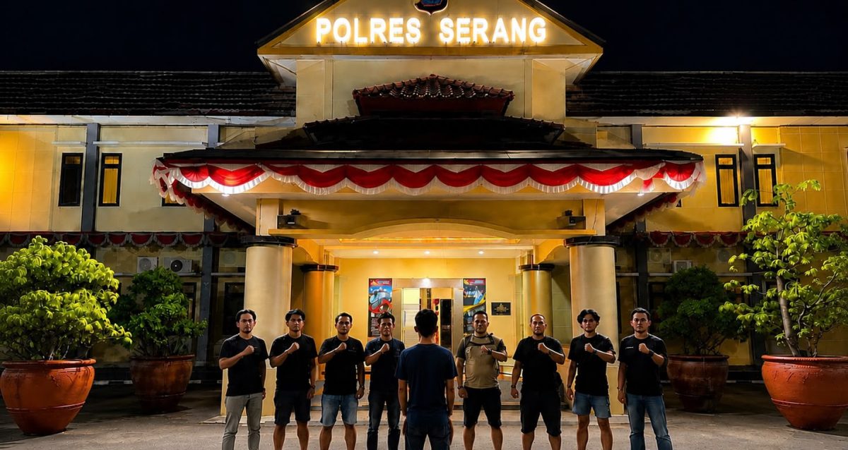 DPO Pembobol Bekas Pabrik Tanggamus bernama Yogi usai ditangkap Polsek Kota Agung dan Polres Serang Banten sebelum dibawa ke Tanggamus | Dok. Humas Polres Tanggamus.