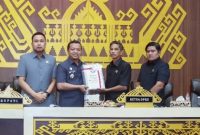 Bupati Pringsewu Riyanto Pamungkas saat menyerahkan rancangan perubahaan APBD 2026 kepada Ketua DPRD Suherman, Senin 7 September 2026 | Samuel/Media Prioritastv.com.