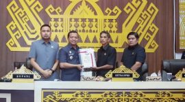 Bupati Pringsewu Riyanto Pamungkas saat menyerahkan rancangan perubahaan APBD 2026 kepada Ketua DPRD Suherman, Senin 7 September 2026 | Samuel/Media Prioritastv.com.