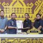 Bupati Pringsewu Riyanto Pamungkas saat menyerahkan rancangan perubahaan APBD 2026 kepada Ketua DPRD Suherman, Senin 7 September 2026 | Samuel/Media Prioritastv.com.