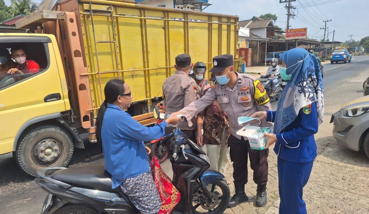 Pembagian Masker oleh Personel Polres Tanggamus, Minggu 6 September 2026 | Dok. Humas Polres Tanggamus.