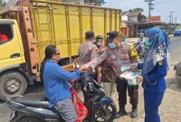 Pembagian Masker oleh Personel Polres Tanggamus, Minggu 6 September 2026 | Dok. Humas Polres Tanggamus.