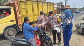 Pembagian Masker oleh Personel Polres Tanggamus, Minggu 6 September 2026 | Dok. Humas Polres Tanggamus.