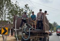 Penyiraman Abu Vulkanik Polsek Ngaras, Pesisir Barat, Senin 7 September 2026 | Suroso/Media Priorirastv.com.