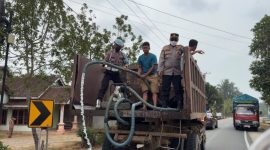 Penyiraman Abu Vulkanik Polsek Ngaras, Pesisir Barat, Senin 7 September 2026 | Suroso/Media Priorirastv.com.