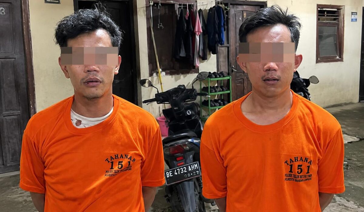 Kedua tersangka yang ditangkap usai terlacak GPS dengan background rumah kost serta sepeda motor hasil kejahatannya, Selasa 1 September 2026 | ist/Media Prioritastv.com.