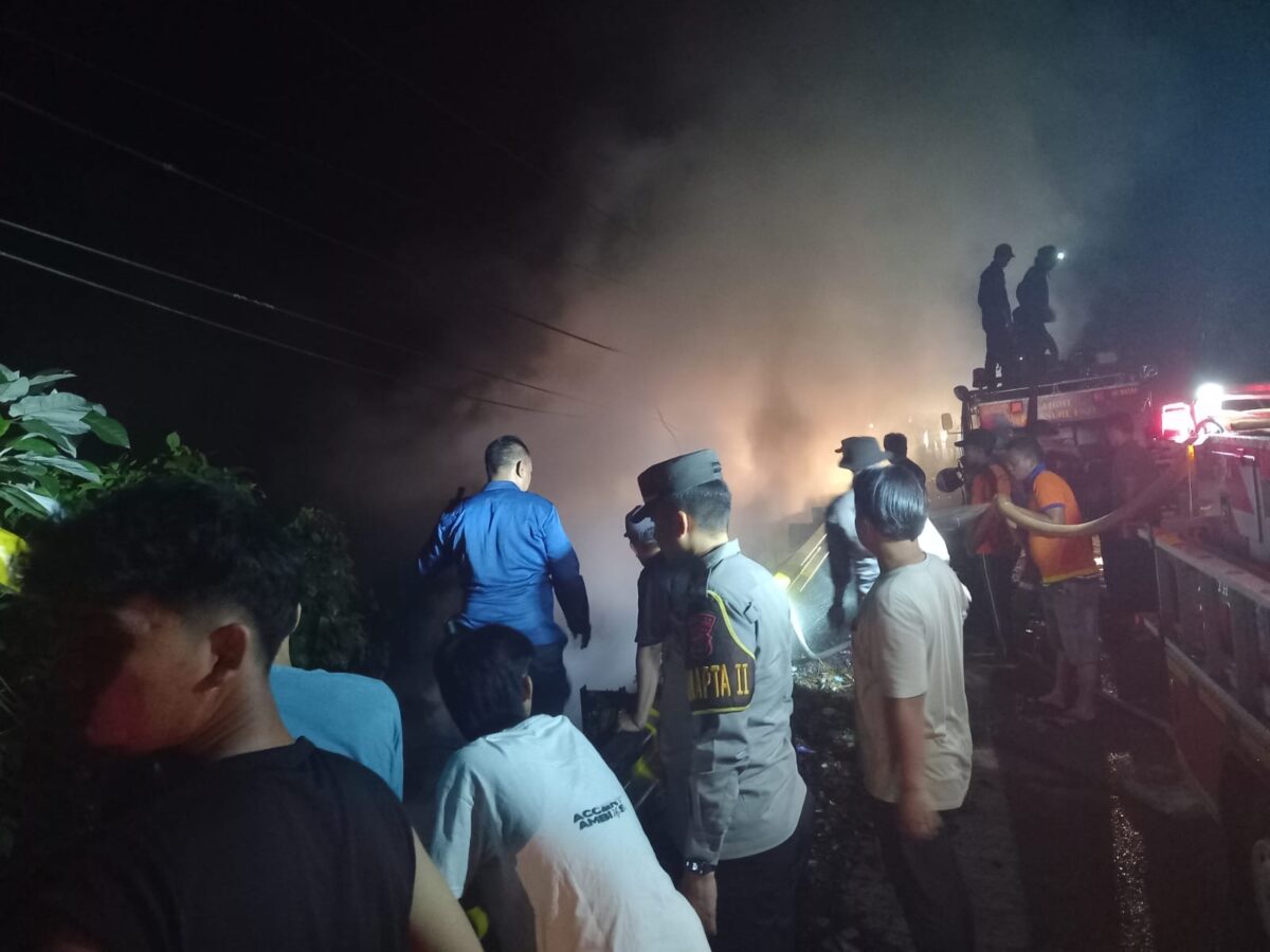 Proses pemadaman Karhutla di Pesisir Barat,
Lampung.