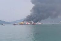 KMP Batumandi milik PT ASDP Indonesia Ferry (Persero) terbakar saat hendak bersandar di Dermaga VI Pelabuhan Merak, Cilegon, Banten, Selasa (20/10/2026) sore.