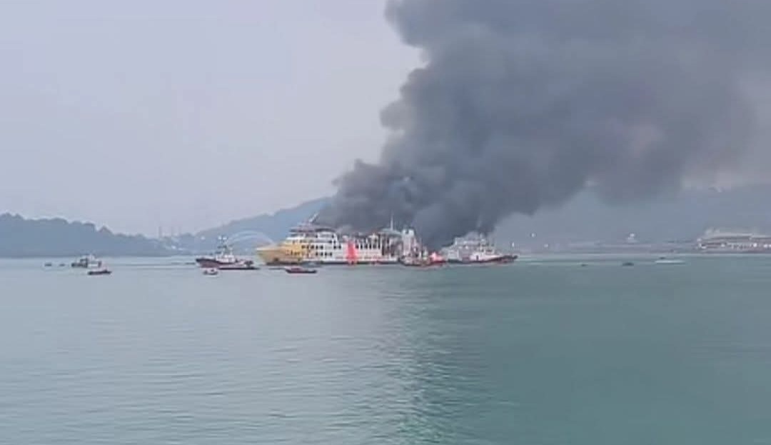 KMP Batumandi milik PT ASDP Indonesia Ferry (Persero) terbakar saat hendak bersandar di Dermaga VI Pelabuhan Merak, Cilegon, Banten, Selasa (20/10/2026) sore.
