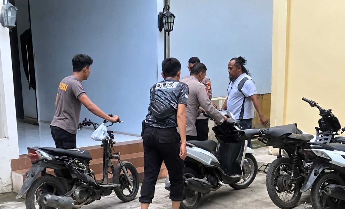 Dua sepeda motor diduga hasil curian yang dibawa ke lapangan barang bukti Satreskrim Polres Tanggamus | Dok. Facebook Rani Maharani.