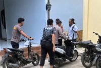Dua sepeda motor diduga hasil curian yang dibawa ke lapangan barang bukti Satreskrim Polres Tanggamus | Dok. Facebook Rani Maharani.
