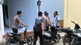 Dua sepeda motor diduga hasil curian yang dibawa ke lapangan barang bukti Satreskrim Polres Tanggamus | Dok. Facebook Rani Maharani.
