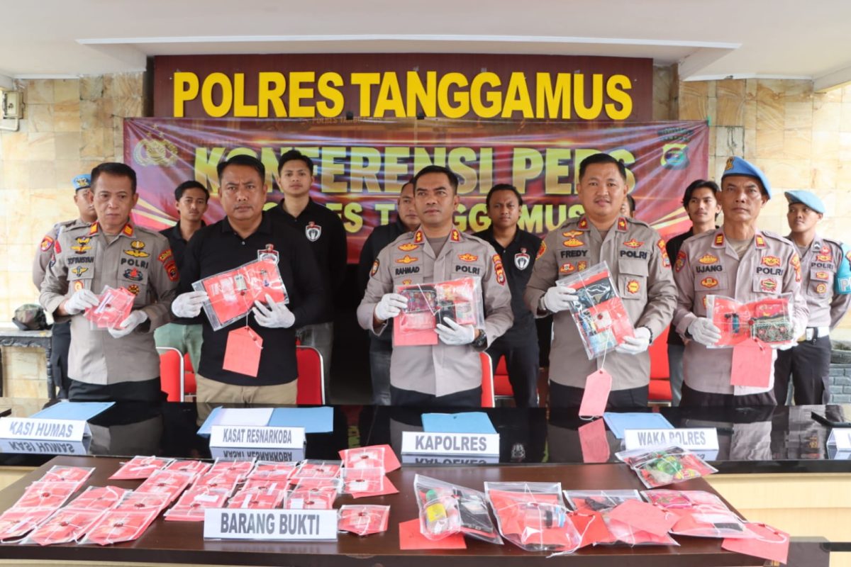 Kapolres Tanggamus AKBP Rahmad Sujatmiko saat menunjukan barang bukti Narkoba dalam Konferensi Pers, Kamis 1 Oktober 2026 | Herdi/Media Prioritastv.com.