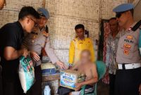 Penyerahan bantuan sosial oleh Sipropam Polres Pringsewu kepada salah satu Lansia, Kamis 1 Oktober 2026 | Dok. Humas Polres Pringsewu.
