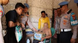 Penyerahan bantuan sosial oleh Sipropam Polres Pringsewu kepada salah satu Lansia, Kamis 1 Oktober 2026 | Dok. Humas Polres Pringsewu.