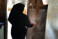 RS saat menunjukan kamar dimana ia memergoki KR di dalam kamar putranya, Kamis 1 Oktober 2026 | Sahbuddin/Media Prioritastv.com. 