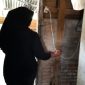 RS saat menunjukan kamar dimana ia memergoki KR di dalam kamar putranya, Kamis 1 Oktober 2026 | Sahbuddin/Media Prioritastv.com. 