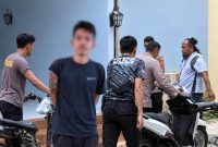 Polisi saat membawa motor korban ke lapangan barang bukti Satreskrim dan (insert) tersangka MD yang ditangkap, Kamis 1 Oktober 2026 | ist/Media Prioritastv.com.